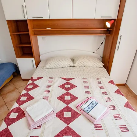 Appartamento For Families With Children Palit, Rab - 4990