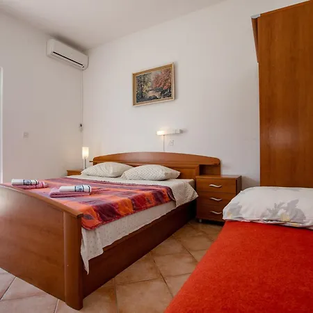 Apartment With A Parking Space Palit, Rab - 4990 *